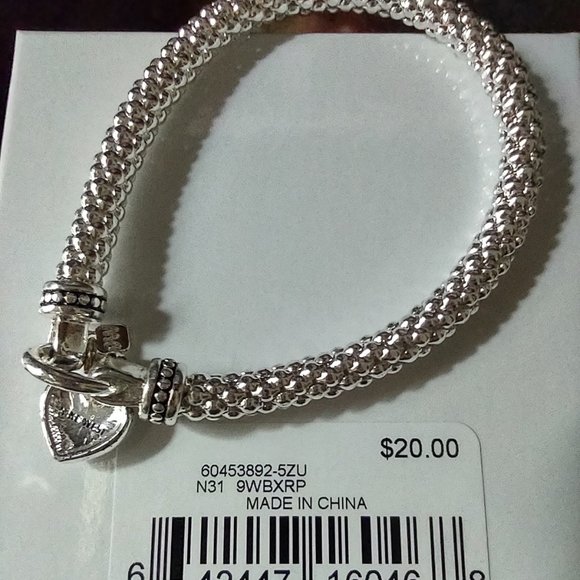 Popcorn stretch bracelet, silvertone w/heart charm. NIB - Picture 4 of 4